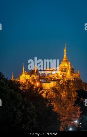 Taung kWe-Pagode auf dem Hügel Thirri Mingala bei Nacht, Loikaw, Myanmar Stockfoto