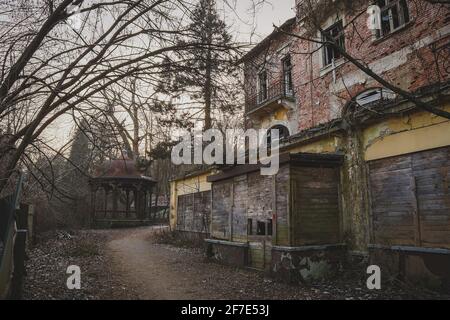 Verlassene Haus am Bellevue Point in Ljubljana. Sichtbare Holzbretter an Fenstern und zerstörte Fassade, Stockfoto