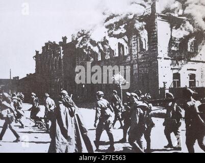 Soldaten der Roten Armee im befreiten Bobruisk am 19. Juni 1944. Stockfoto