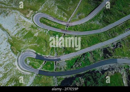 Blick über die epische kurvenreiche Straße auf dem Transfagarasan-Pass in Rumänien im Sommer, mit kurvenreichen Straßen, die sich aufziehen. Straße über die Fagaras-Bergkette. Ve Stockfoto