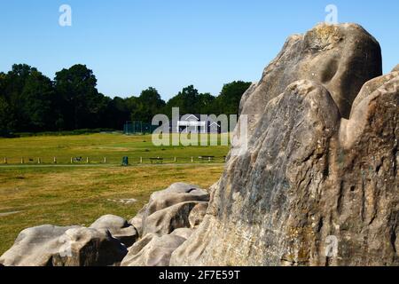 Detail eines Teils der Wellington Rocks, Cricket Ground und Pavillon im Hintergrund, Tunbridge Wells Common, Royal Tunbridge Wells, Kent, England Stockfoto