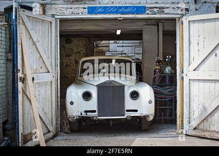 Rolls royce Auto teilweise auseinandergenommen/zur Restaurierung in einer heimischen Garage/Werkstatt in London, Großbritannien, abgestreift Stockfoto