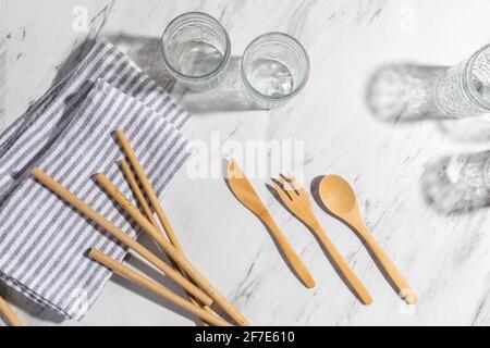 Zero Waste Besteck und Gläser auf Marmorkulisse Stockfoto