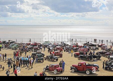 Pendine Sands, Wales, Großbritannien . Hot Rod Rennen in Pendine Sands. Bunte Oldtimer am Strand Stockfoto