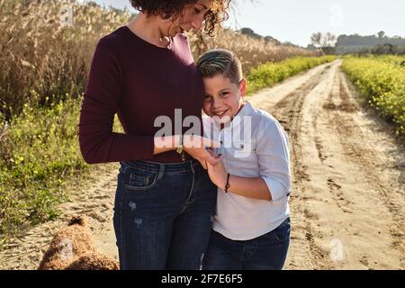 Porträt von Mutter und Kind auf dem Feld Stockfoto