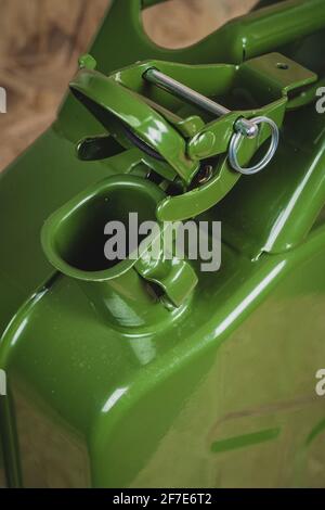 Eröffnung einer grünen metallkanister. Deckel oder Deckel einer kanister wird geöffnet, so dass der Kraftstoff in gegossen werden kann. Stockfoto