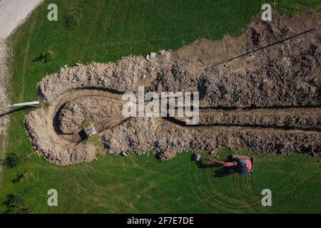 Luftdrohnenansicht der geothermischen Heizkollektorgrube oder des Grabens im Boden. Aushub von Graben oder Löchern für den thermischen Wärmetauscher für ein Haus. Z. B. Stockfoto