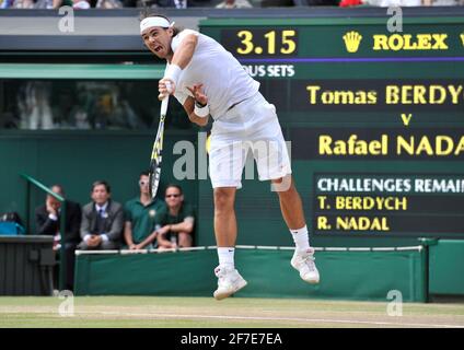 WIMBLEDON 2010. 9th Tage. 2/7/2010. HERREN FINALE. RAFEAL NADEL V TOMAS BERDYCH. BILD DAVID ASHDOWN Stockfoto