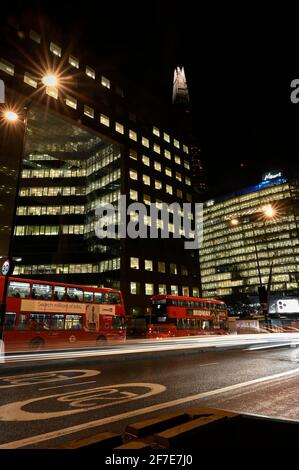 Stadtbild von London bei Nacht Stockfoto