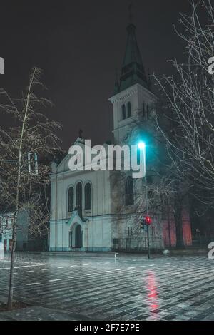 Evangelische Kirche in Ljubljana slowenien bei Nacht und Regen. Stockfoto