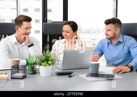 Geschäftsleute arbeiten zusammen. Geschäftstreffen im Sitzungssaal. Stockfoto