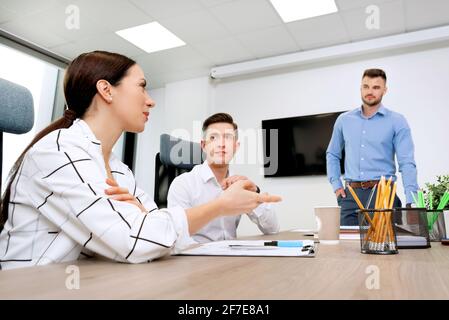 Geschäftsleute arbeiten zusammen. Geschäftstreffen im Sitzungssaal. Stockfoto