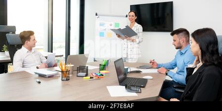 Geschäftsleute arbeiten zusammen. Das Team hört dem Vorgesetzten bei einem Geschäftsgespräch zu Stockfoto