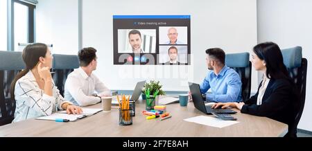 Geschäftstreffen im Konferenzraum. Remote-Verbindung, Webkonferenz, Video-Chat-Konzept Stockfoto