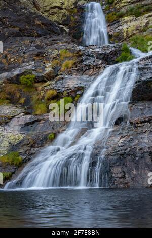 Fisgas de ermelo Wasserfall Drohne Luftaufnahme in Portugal Stockfoto