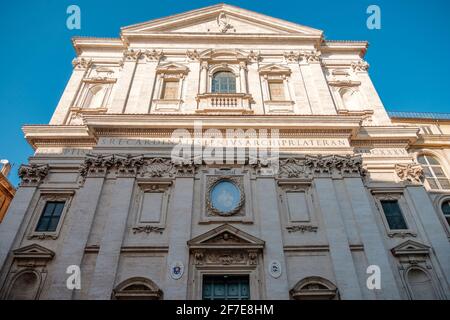 Piazza Benedetto Cairoli, San Carlo ai Catinari, Santi Biagio ai Catinari (Heiligen Blaise und Karl in Catinari) frühbarocke Kirche in Rom, Italien. Stockfoto