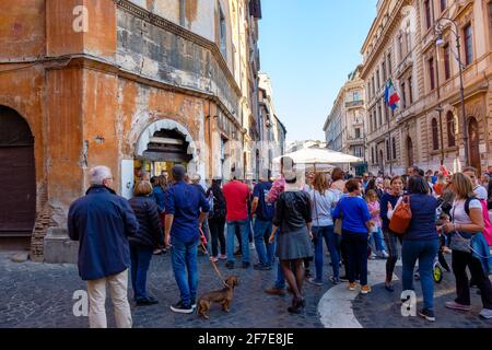 Rom Straßen, Touristen vor Pasticceria il Boccione, koschere Bäckerei, Konditorei, Via del Portico d' Ottavia, Jüdisches Viertel, Rom, Italien. Stockfoto