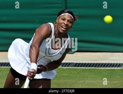 WIMBLEDON 2011. Tag. SERENA WILLIAMS WÄHREND IHRES MATCHES MIT SIMONA HALEP. 23/6/2011. BILD DAVID ASHDOWN Stockfoto