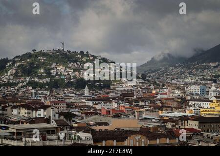 Panorama der Stadt Quito in Ecuador. Blick auf die südlichen Hügel und eine Statue von quito, mit Blick auf die Stadthäuser. Stockfoto