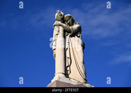 Eine wettergetragene Skulptur einer trauernden Frau Stockfoto