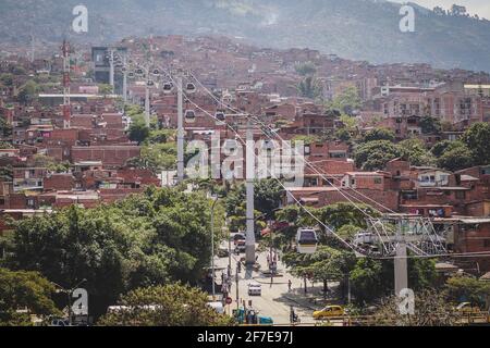 Seilbahn oder Gondel in Medellin, Kolumbien. Öffentliche Verkehrsmittel in Medellin ist auch eine Gondel, die Sie zu den höheren Ebenen über der Stadt und i bringt Stockfoto