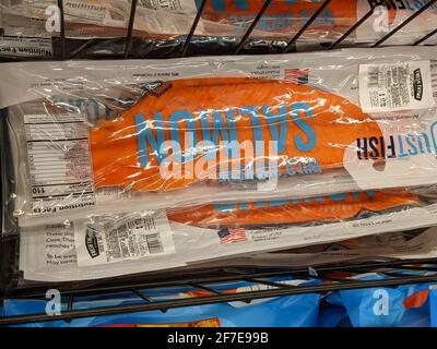 Greenwood, Indiana Vereinigte Staaten - April 06 2020: Lachs zum Kauf erhältlich Stockfoto