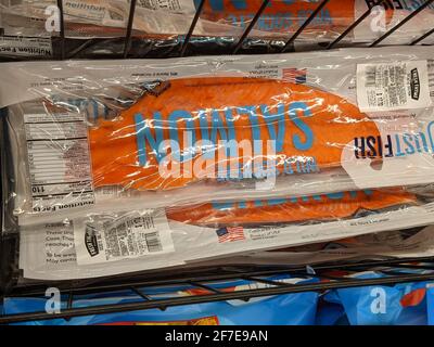 Greenwood, Indiana Vereinigte Staaten - April 06 2020: Lachs zum Kauf erhältlich Stockfoto