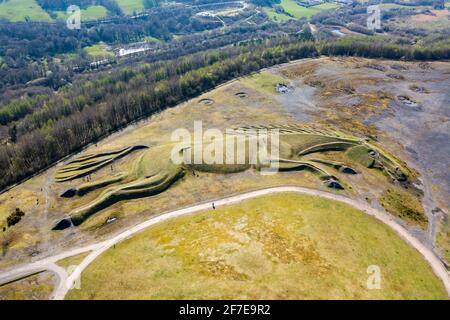 Luftaufnahme eines riesigen öffentlichen Erdwerks eines Grubenponys auf dem Gelände einer alten Kohlemine (Penallta, Wales) Stockfoto