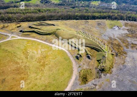 Luftaufnahme eines öffentlichen Erdwerks eines Grubenponys über einer geschlossenen Kohlemine (Penallta, South Wales) Stockfoto