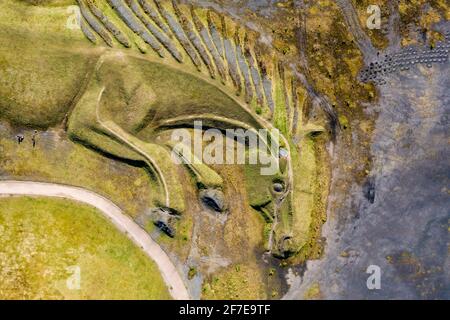 Luftaufnahme eines riesigen öffentlichen Erdwerks eines Grubenponys auf dem Gelände einer alten Kohlemine (Penallta, Wales) Stockfoto