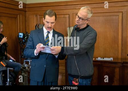 VERÖFFENTLICHUNG: 19. März 2021 TITEL: The Courier STUDIO: Lionsgate REGIE: Dominic Cooke PLOT: Der Spion des Kalten Krieges Greville Wynne und seine russische Quelle versuchen, die Krise der kubanischen Raketen zu beenden. HAUPTROLLE: BENEDICT CUMBERBATCH, Regisseur DOMINIC COOKE am Set. (Kreditbild: © Lionsgate/Entertainment Picturs) Stockfoto