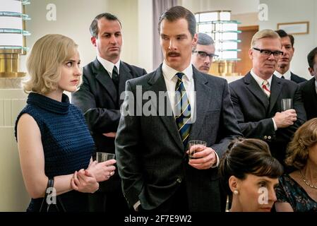 ERSCHEINUNGSDATUM: 19. März 2021 TITEL: The Courier STUDIO: Lionsgate REGIE: Dominic Cooke PLOT: Cold war-Spion Greville Wynne und seine russische Quelle versuchen, der Kubanenkrise ein Ende zu setzen. MIT: BENEDICT CUMBERBATCH als Greville Wynne, RACHEL BROSNAHAN als Emily Donovan. (Bild: © Lionsgate/Entertainment Pictures) Stockfoto