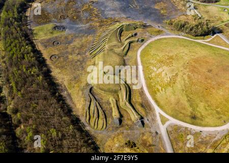 Luftaufnahme eines öffentlichen Erdwerks eines Grubenponys über einer geschlossenen Kohlemine (Penallta, South Wales) Stockfoto