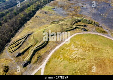 Luftaufnahme eines öffentlichen Erdwerks eines Grubenponys über einer geschlossenen Kohlemine (Penallta, South Wales) Stockfoto