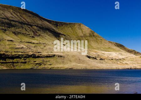 Luftaufnahme eines wunderschönen Gletschersees in ländlicher Umgebung (Llyn y Fan Fawr, Brecon Beacons, Wales) Stockfoto