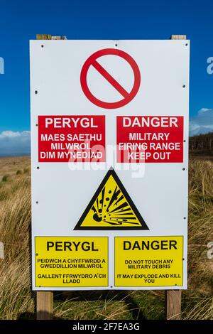 CEFN SIDAN, WALES - 25 2021. MÄRZ: Ein Warnschild des Verteidigungsministeriums in englischer und walisischer Sprache auf dem Schießstand von Pembrey in Wales, Großbritannien Stockfoto