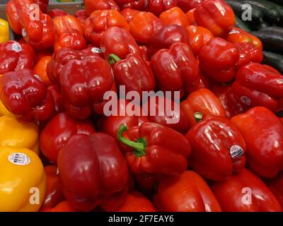 Greenwood, Indiana Vereinigte Staaten - April 06 2020: Verschiedene rote Paprika zum Kauf erhältlich Stockfoto