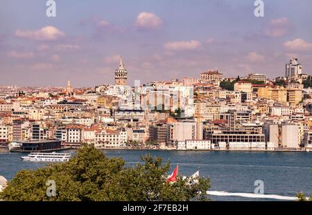 ISTANBUL, TÜRKEI - 09 07 2020: Karakoy-Viertel, Galata-Turm vom Topkapi-Palast in Istanbul, Türkei, über das Goldene Horn gesehen Stockfoto