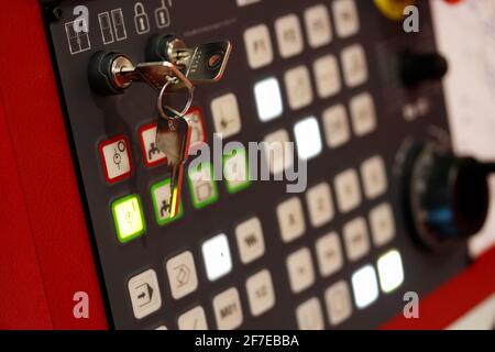 Schlüsselschalter und Tasten auf einem Bedienfeld der CNC-Maschine. Selektiver Fokus. Stockfoto