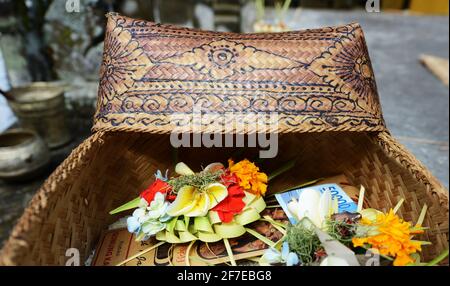 Der Gunung Kawi-Tempel ist ein uralter, ruhiger Hindu-Tempelkomplex inmitten von Reisfeldern, der für seine Schreine bekannt ist, die aus einer Klippe geschnitzt wurden. Stockfoto