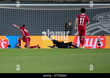 Madrid, Spanien. April 2021. Liverpools Torhüter Alisson Becker (C) scheitert beim UEFA Champions League-Viertelfinale des ersten Fußballspiels zwischen Real Madrid und Liverpool am 6. April 2021 in Madrid, Spanien. Quelle: Meng Dingbo/Xinhua/Alamy Live News Stockfoto