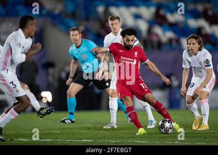 Madrid, Spanien. April 2021. Mohamed Salah (2. R) von Liverpool dreht während des UEFA Champions League-Viertelfinales, dem ersten Fußballspiel zwischen Real Madrid und Liverpool, am 6. April 2021 in Madrid, Spanien. Quelle: Meng Dingbo/Xinhua/Alamy Live News Stockfoto