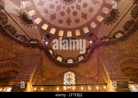 ISTANBUL, TÜRKEI - 09 07 2020: Blaue Moschee Sultan Ahmet Cami kunstvolle Innenkuppeldecke in Istanbul, Türkei Stockfoto