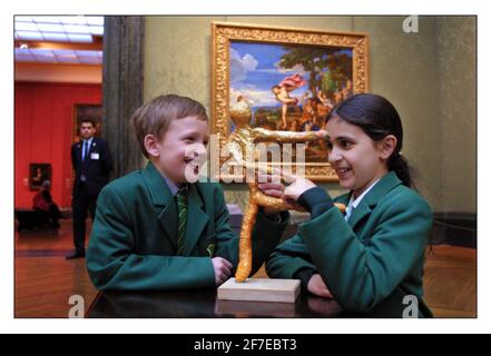 Andrew Whitaker und Zara Janjua von Northampton Prep. Mit einem ihrer Schulen Eintrag in Take One Picture eine Ausstellung von Arbeiten von Grundschulen inspiriert von Titians Bacchus und Ariadne (hängend im Hintergrund).pic David Sandison 18/4/2002 Stockfoto