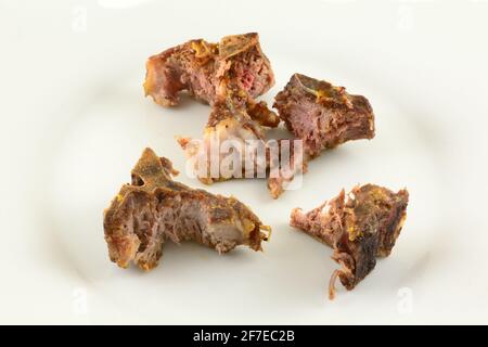 Nahaufnahme von Lammkoteletts mit dem größten Teil des Fleisches Gegessen auf weißem Teller Stockfoto