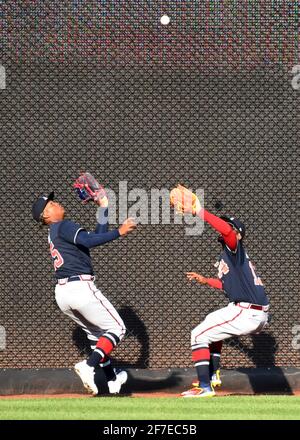 Washington, Usa. April 2021. Atlanta Braves-Mittelfeldspieler Christan Pache und der Rechtsfeldspieler Ronald Acuna (R) vermeiden Verletzungen, wenn sie beim 6. Inning-Spiel im Nationals Park in Washington, DC, am Dienstag, den 6. April 2021, kollidieren, während Pache einen langen Flug der Washington Nationals Starlin Castro an der Wand erhascht. Die Nationals gewannen 6-5. Foto von Pat Benic/UPI Credit: UPI/Alamy Live News Stockfoto