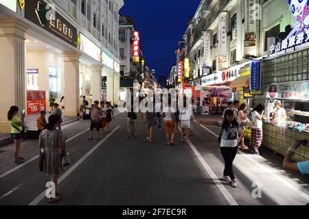 Die lebhafte Fußgängerzone Zhongshan Lu in Xiamen, China. Stockfoto