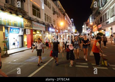 Die lebhafte Fußgängerzone Zhongshan Lu in Xiamen, China. Stockfoto