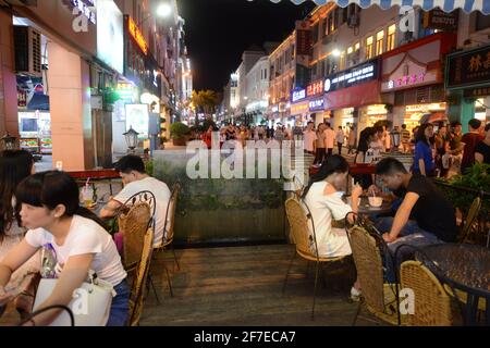 Die lebhafte Fußgängerzone Zhongshan Lu in Xiamen, China. Stockfoto