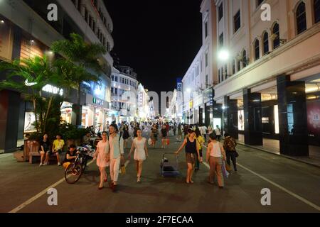 Die lebhafte Fußgängerzone Zhongshan Lu in Xiamen, China. Stockfoto